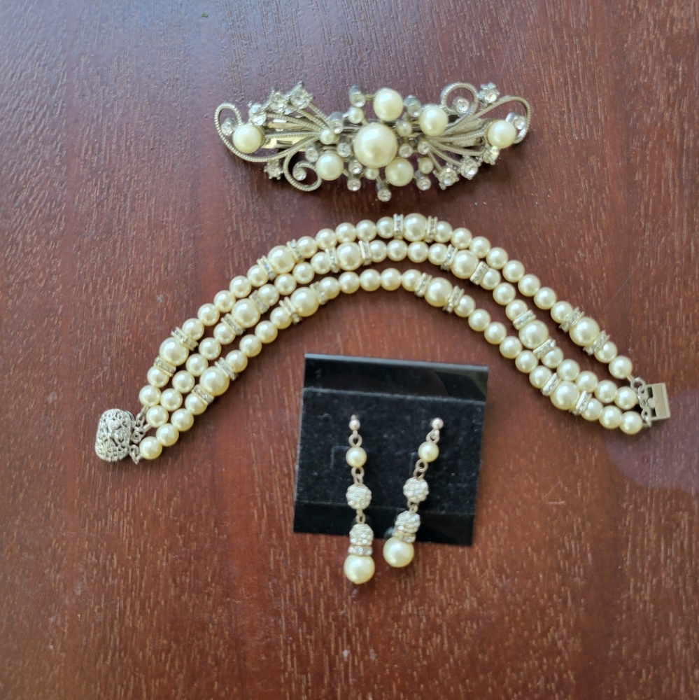 Luxurious Pearl and Gold Bracelet by [Brand]